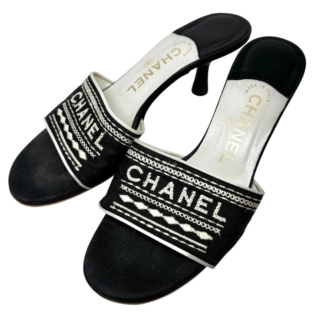 CHANEL BLACK LOGO KITTEN HEELS size 36
